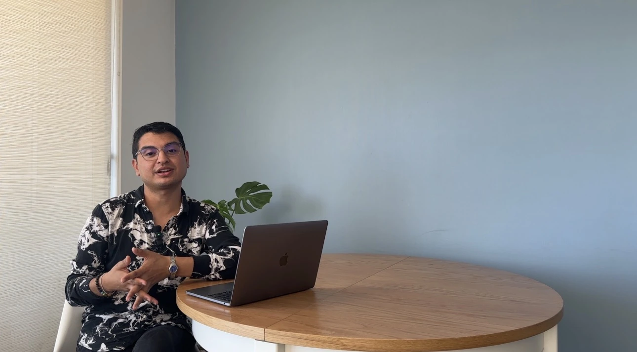 Explicación y acompañamiento junto a un computador